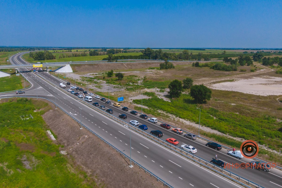 Качество проверено: на Днепропетровщине по построенному участку решетиловской трассы промчались 5 гоночных авто 69