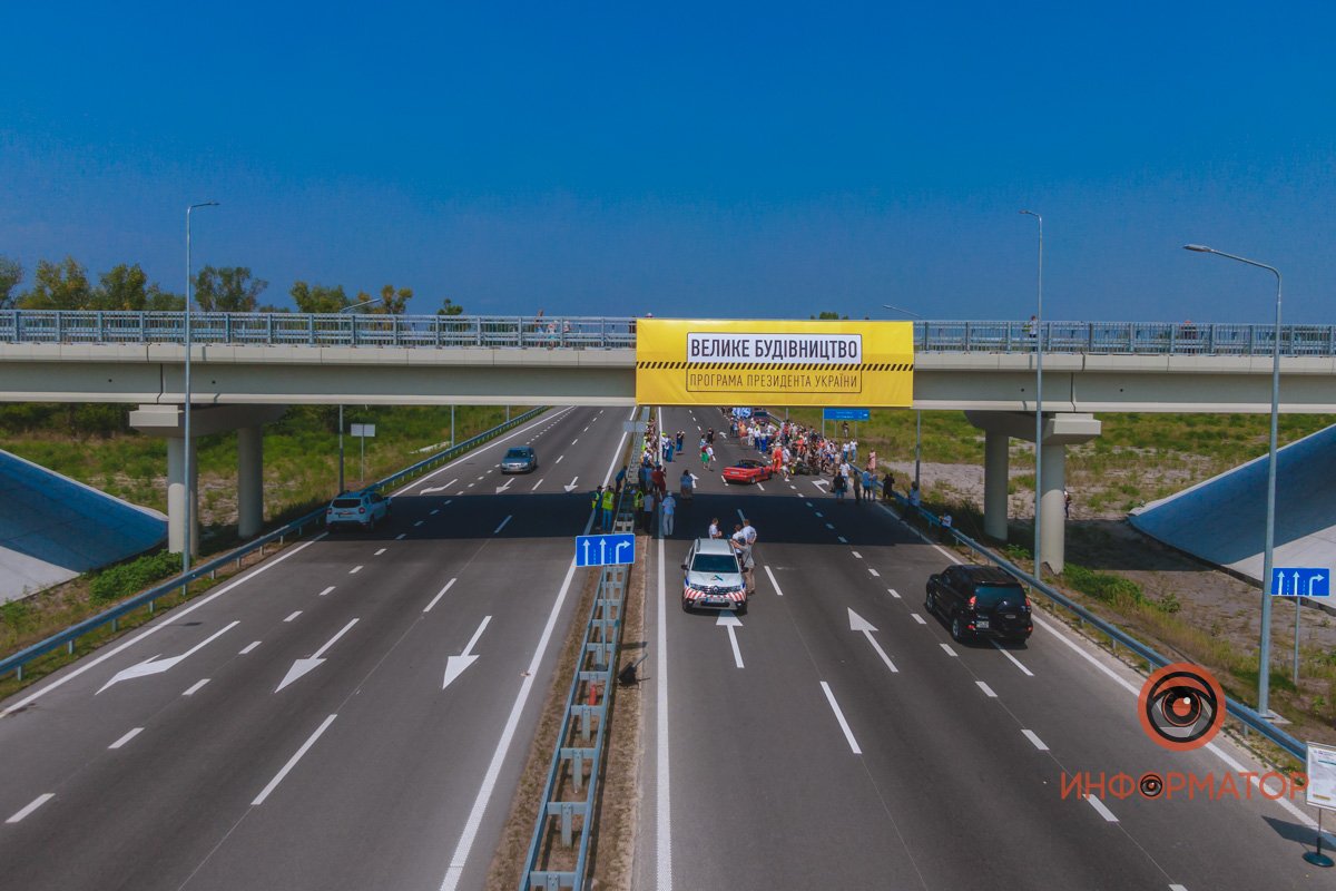 Качество проверено: на Днепропетровщине по построенному участку решетиловской трассы промчались 5 гоночных авто 70