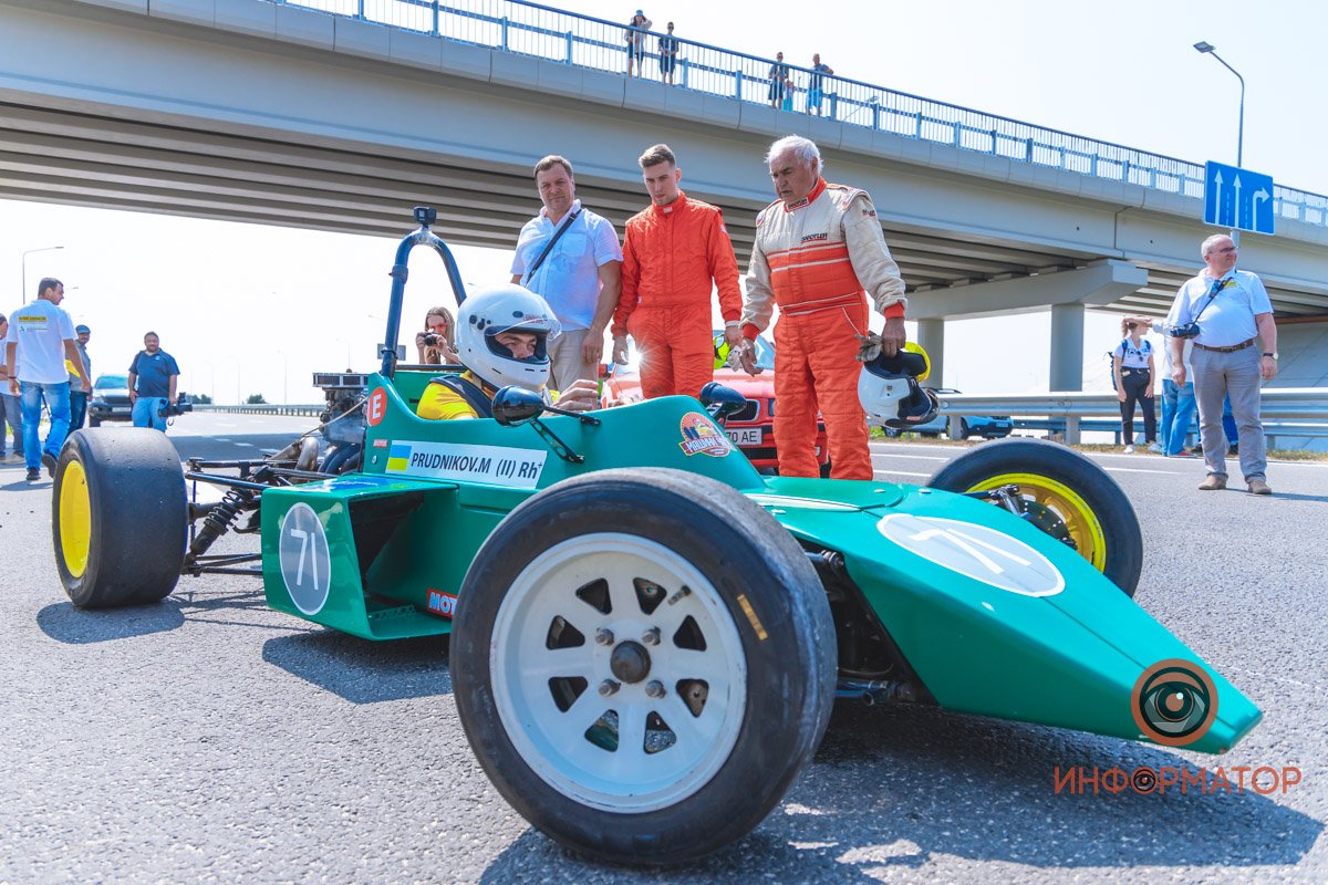 Качество проверено: на Днепропетровщине по построенному участку решетиловской трассы промчались 5 гоночных авто 71