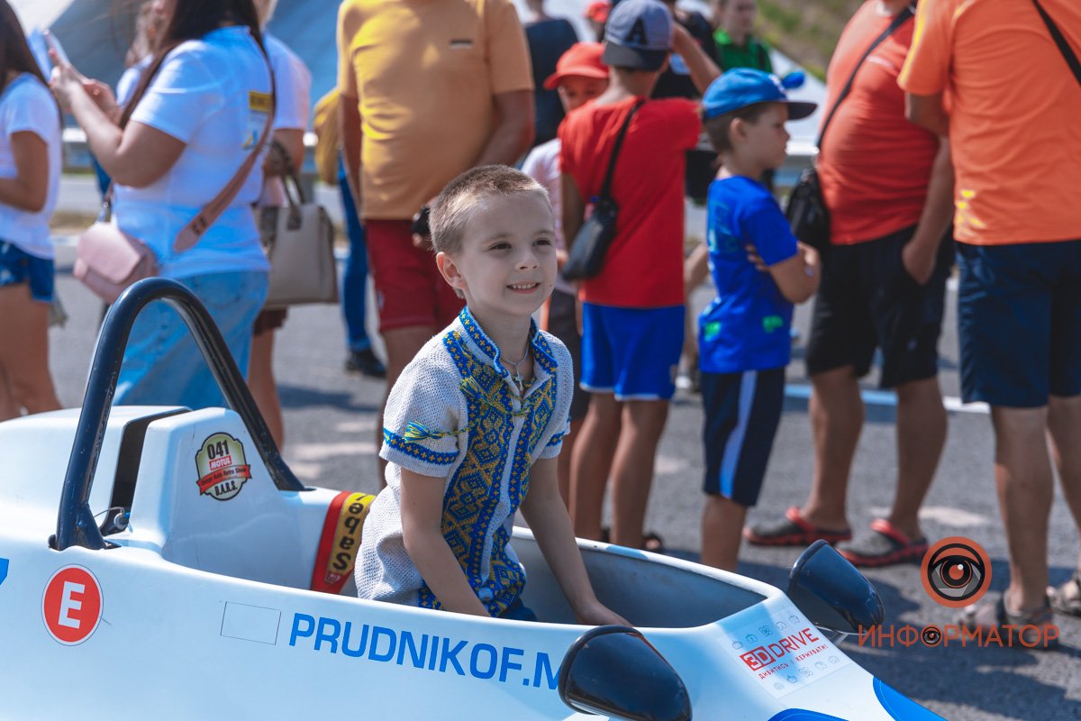 Качество проверено: на Днепропетровщине по построенному участку решетиловской трассы промчались 5 гоночных авто 72