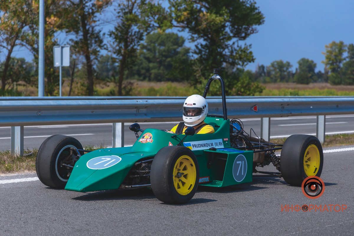 Качество проверено: на Днепропетровщине по построенному участку решетиловской трассы промчались 5 гоночных авто 73