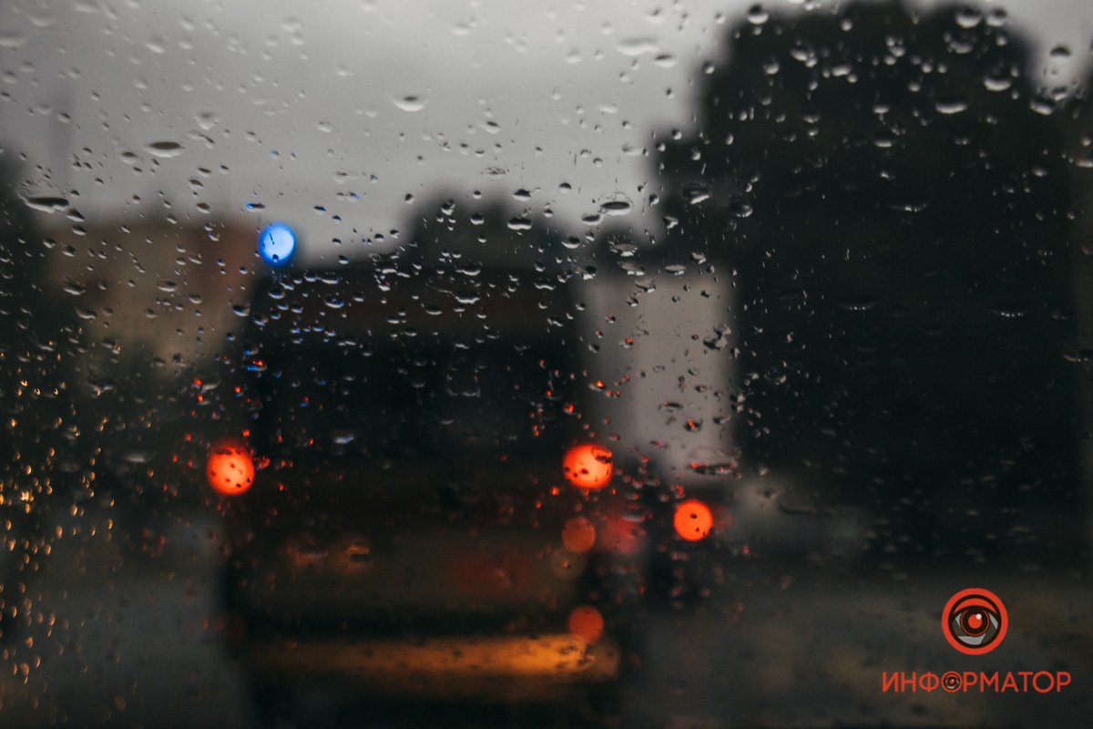 Мелкие капли на лобовом стекле