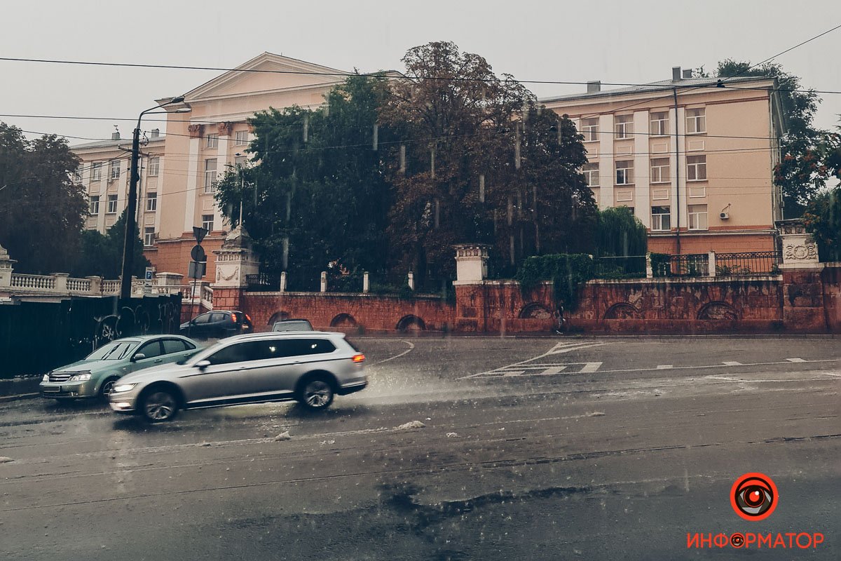 Явно спешит