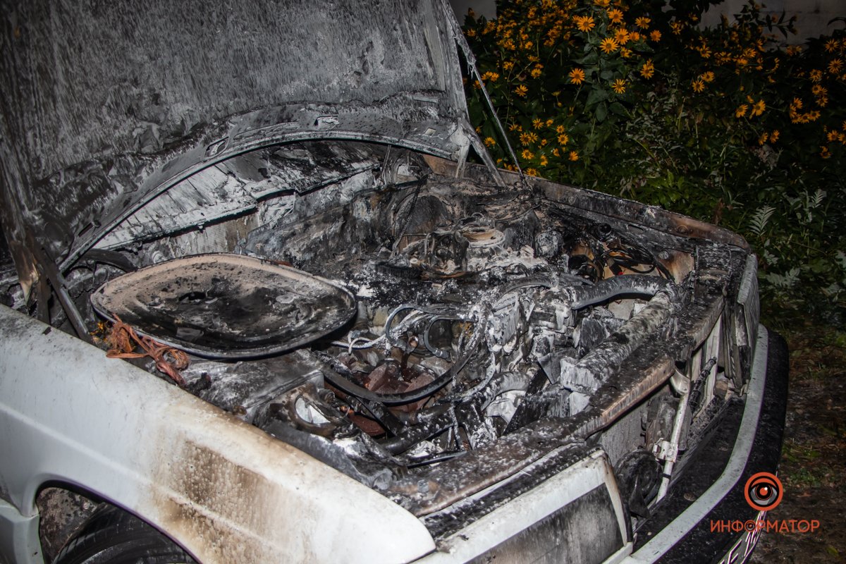 загорелся легковой автомобиль Mercedes