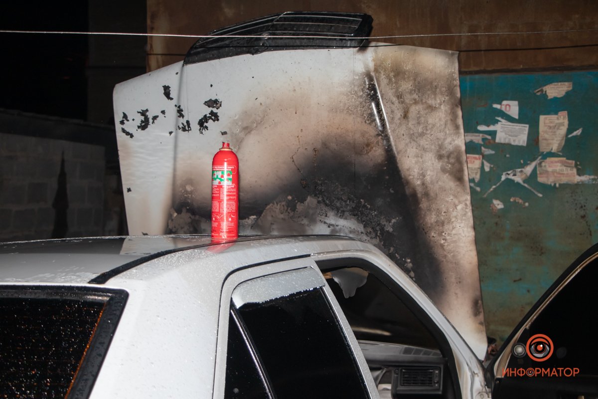 белый автомобиль покрылся копотью