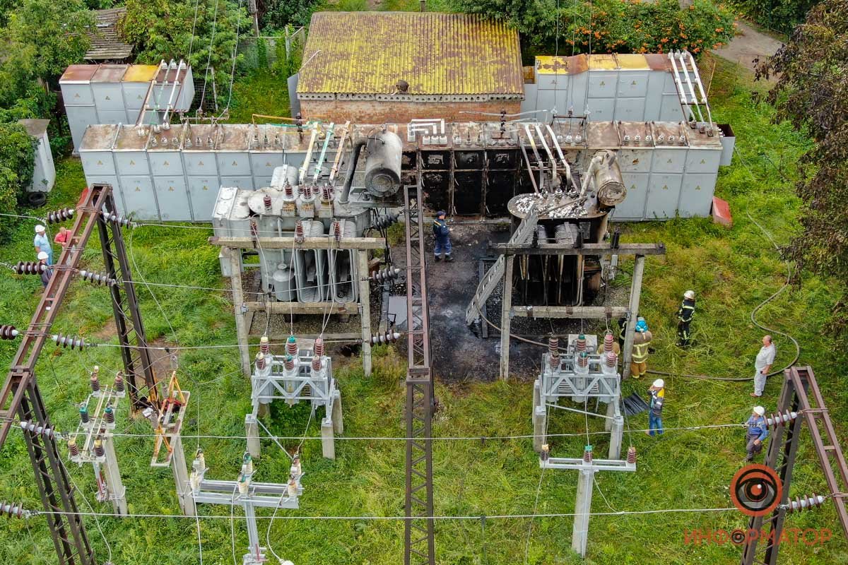 Большая территория подстанции теперь покрыта копотью