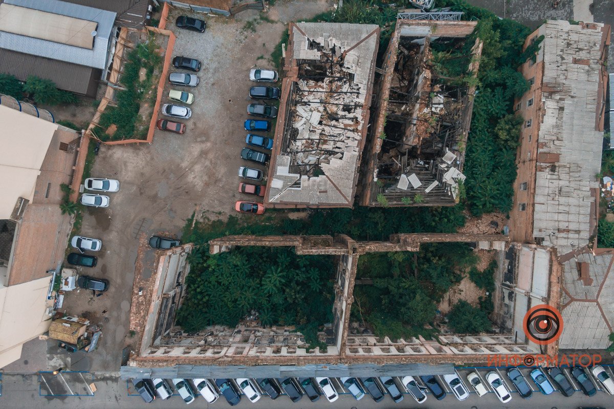 На территории возле дома Померанцева находится еще 3 заброшенных здания