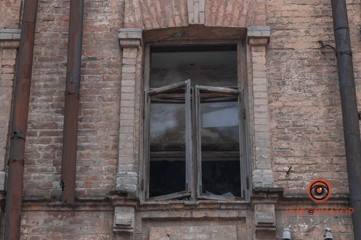 Здание выполнено из старинного Екатеринославского кирпича