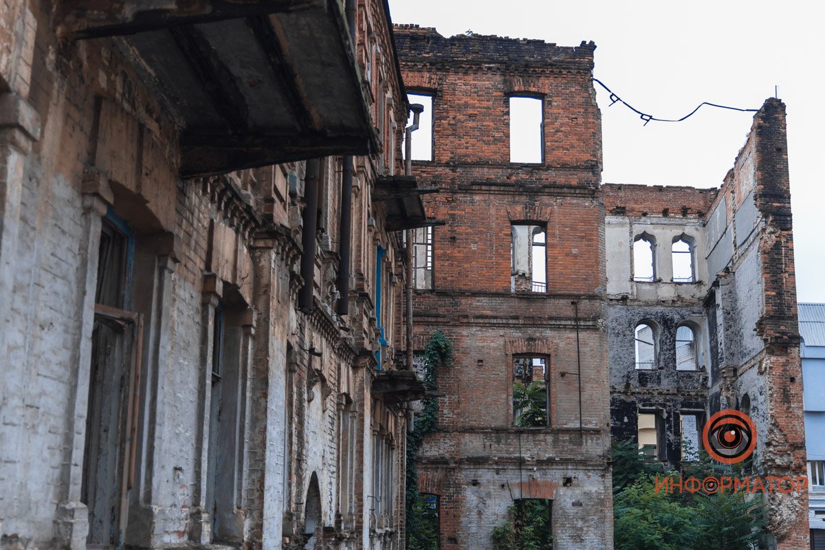 Владелец здание заключил договор на охрану, чтобы защитить его 