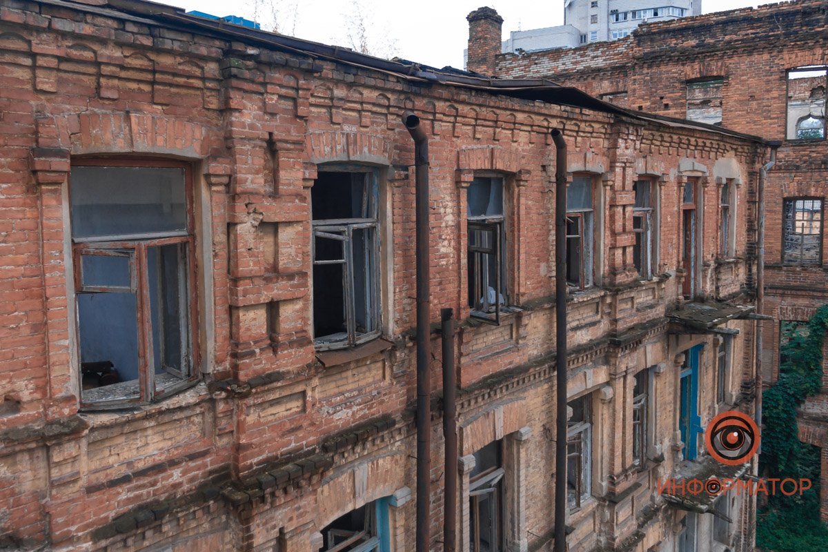 Проект реконструкции должен предусматривать сохранение оригинальных башен на крыше здания