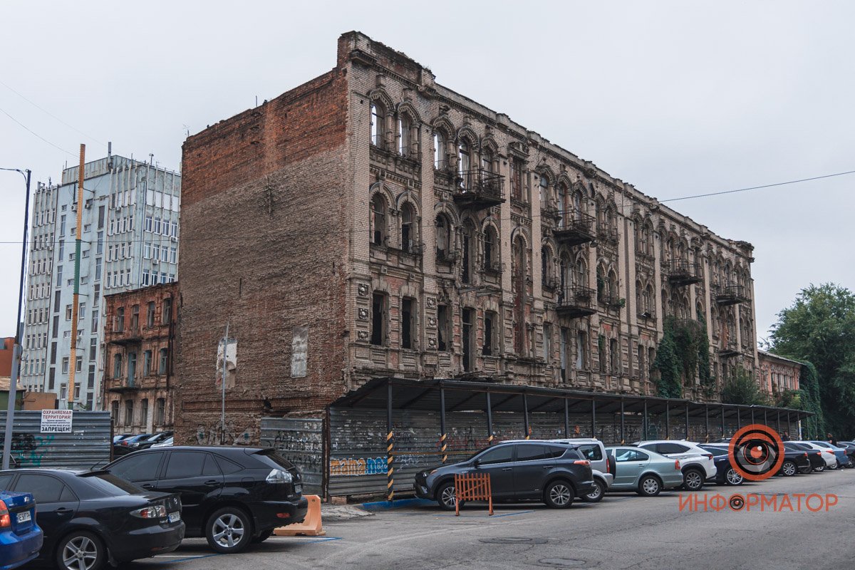Под зданием находится парковка