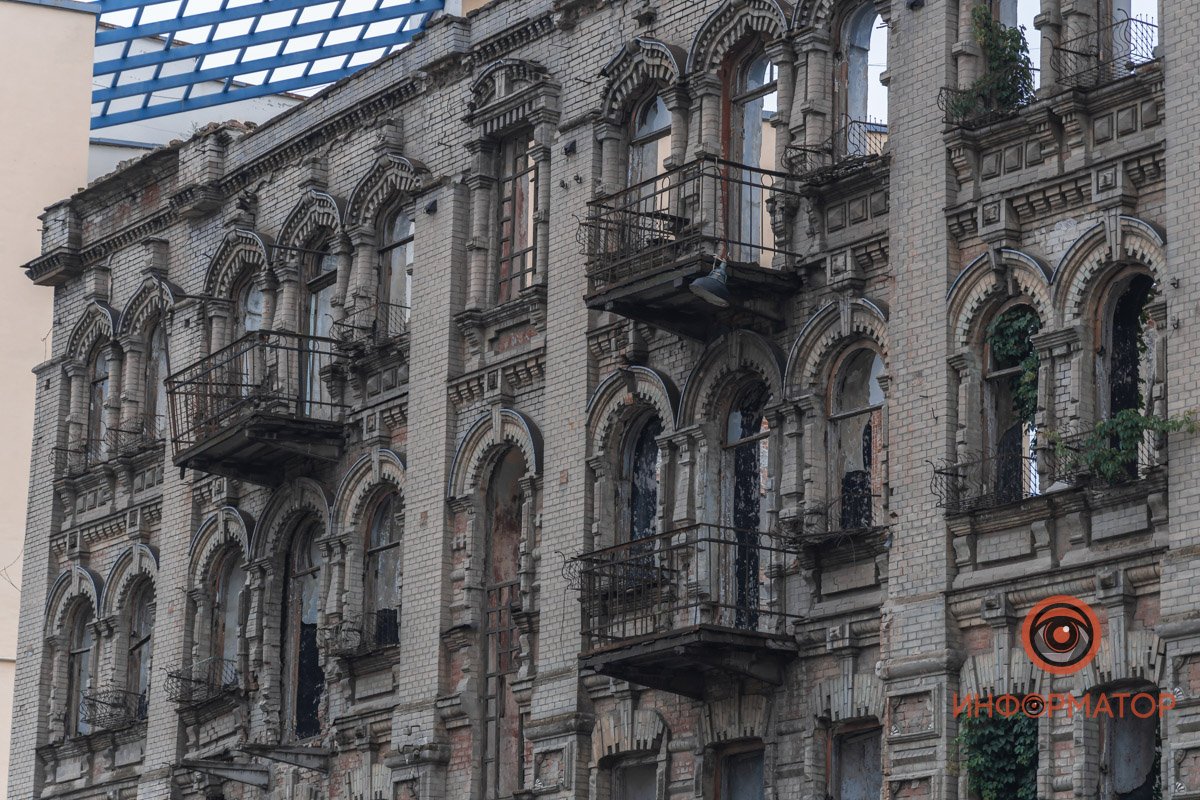 Скорее всего застройщик сохранит фасад, но построит новую многоэтажку