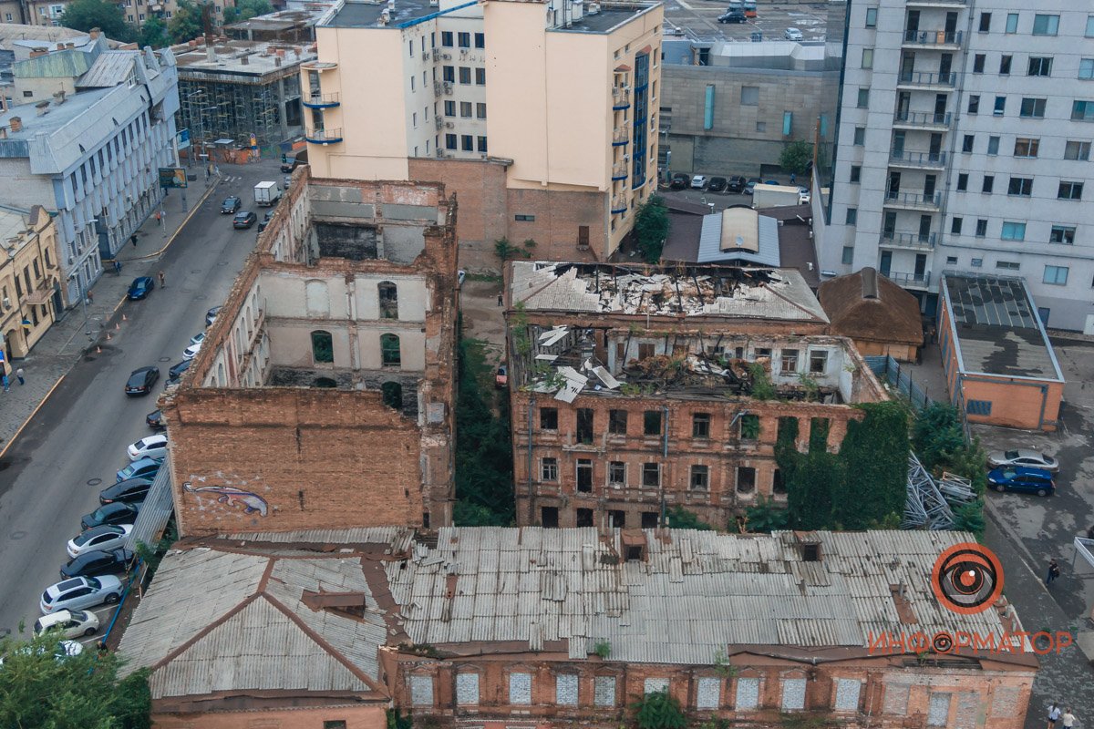 У здания полностью отсутствует крыша