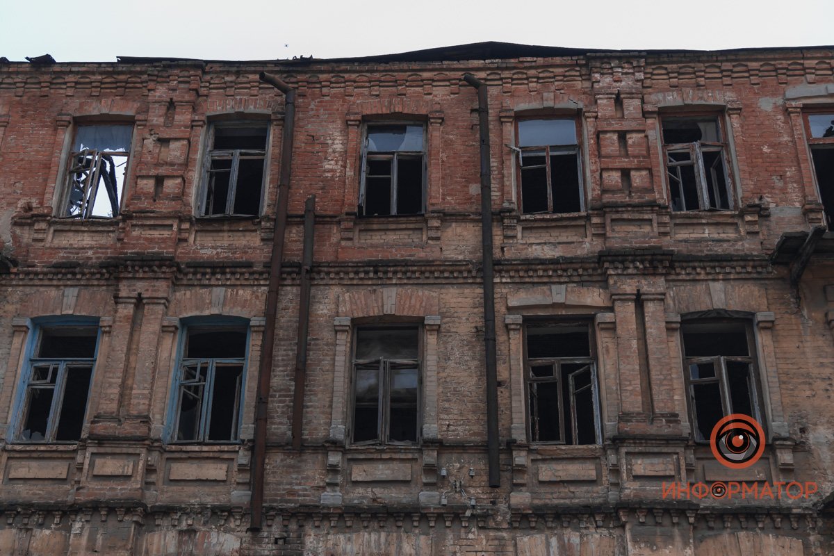 Окна в здании еще сохранились