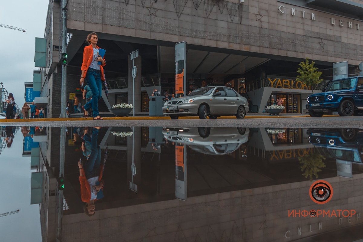 Походку дождь передает