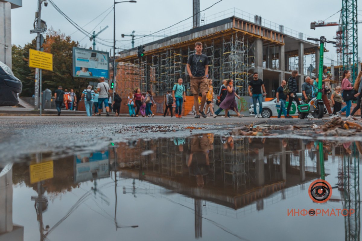 Как выглядит пасмурный летний Днепр в отражении в лужах 17