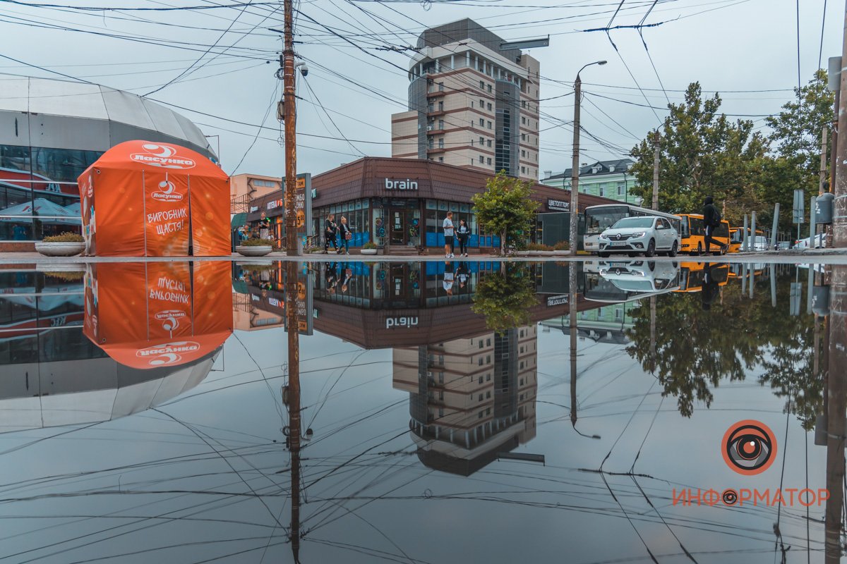 Как выглядит пасмурный летний Днепр в отражении в лужах 18