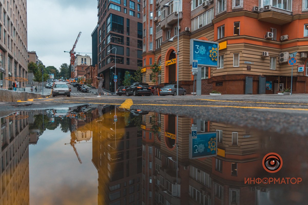 Как выглядит пасмурный летний Днепр в отражении в лужах 19