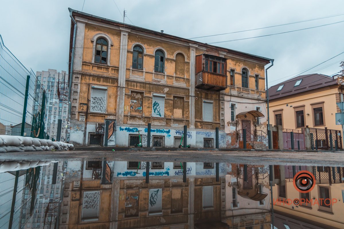 Как выглядит пасмурный летний Днепр в отражении в лужах 20