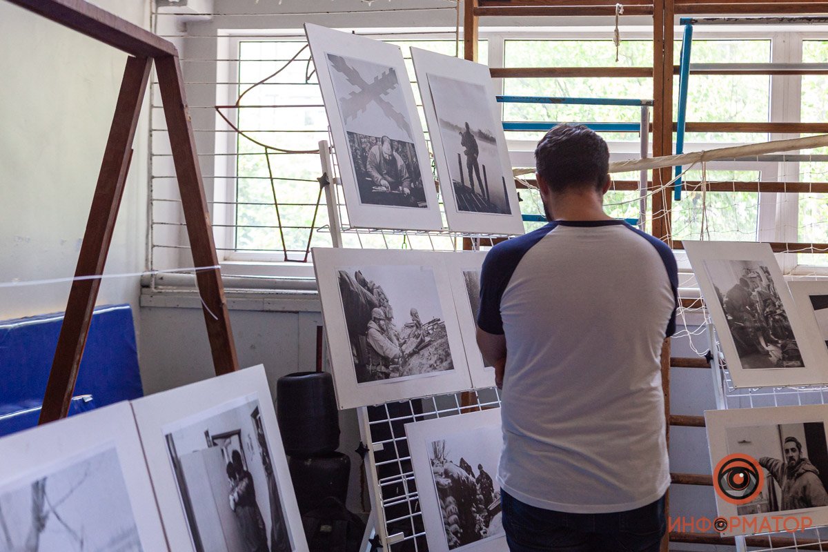 В зале вывесили фото, которые делал Роман В зале вывесили фото, которые делал Роман