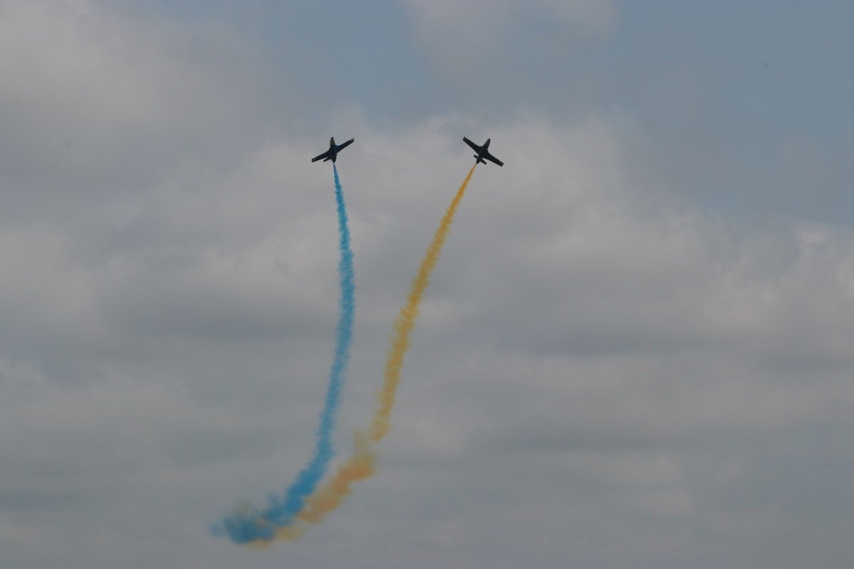 Гопак у небі, повітряні кульбіти та запальні танці: на Дніпропетровщині відбулось масштабне авіашоу 1