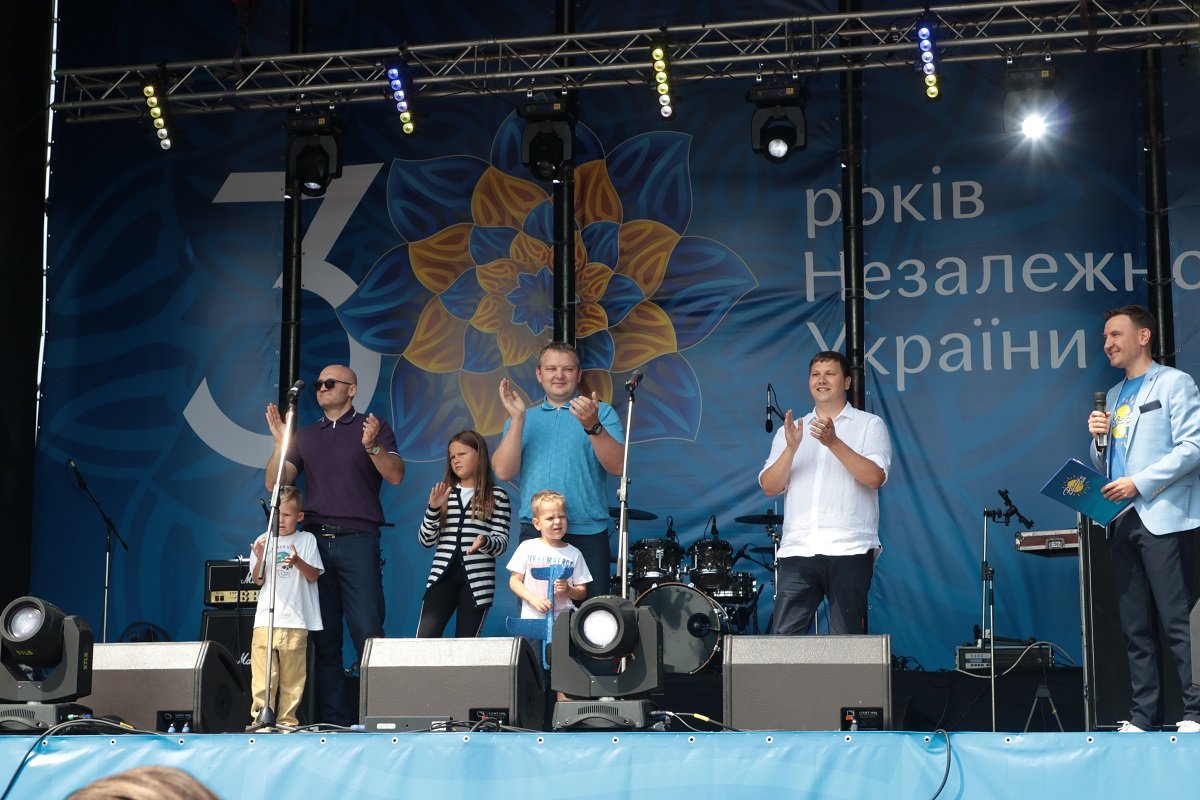 Гопак у небі, повітряні кульбіти та запальні танці: на Дніпропетровщині відбулось масштабне авіашоу 2