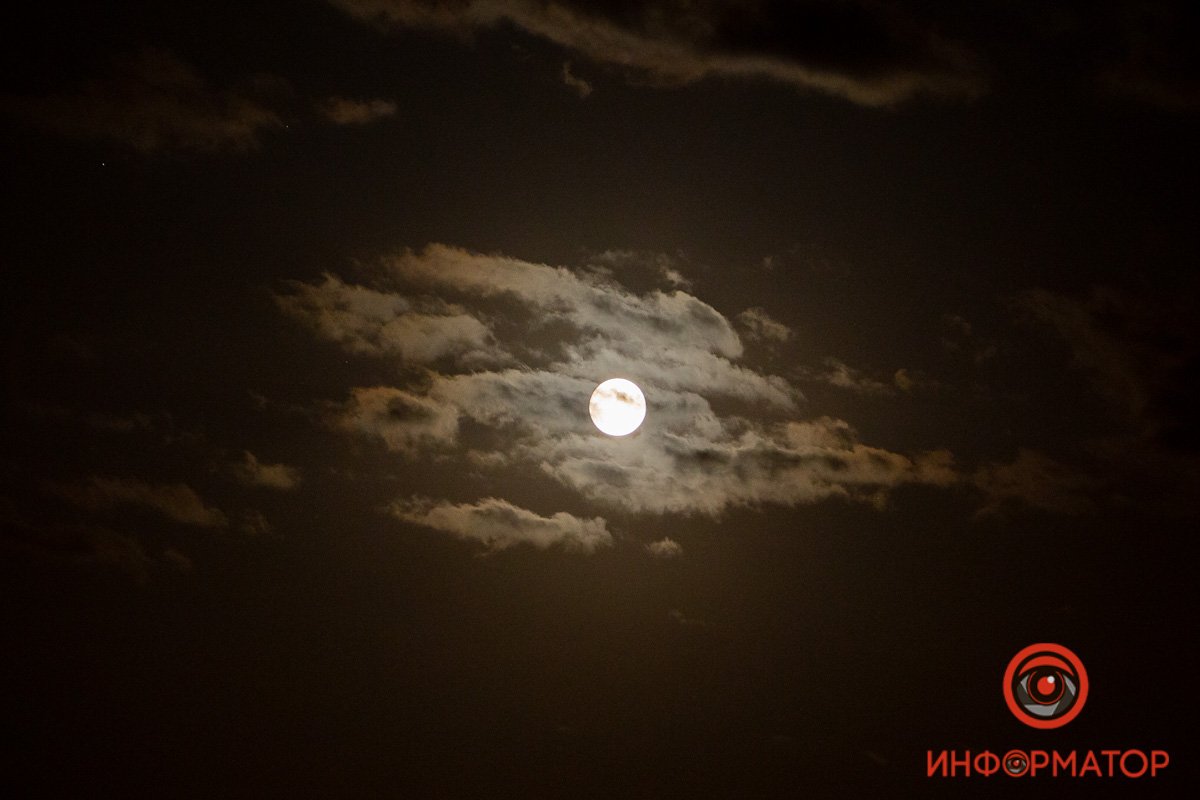 Ночью Днепр особенно преображается Ночью Днепр особенно преображается