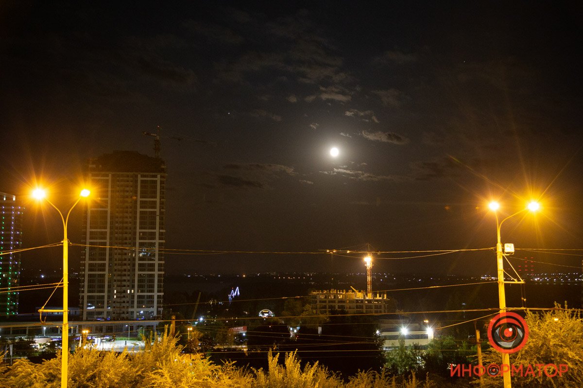 над городом повис завораживающий светящийся шар над городом повис завораживающий светящийся шар