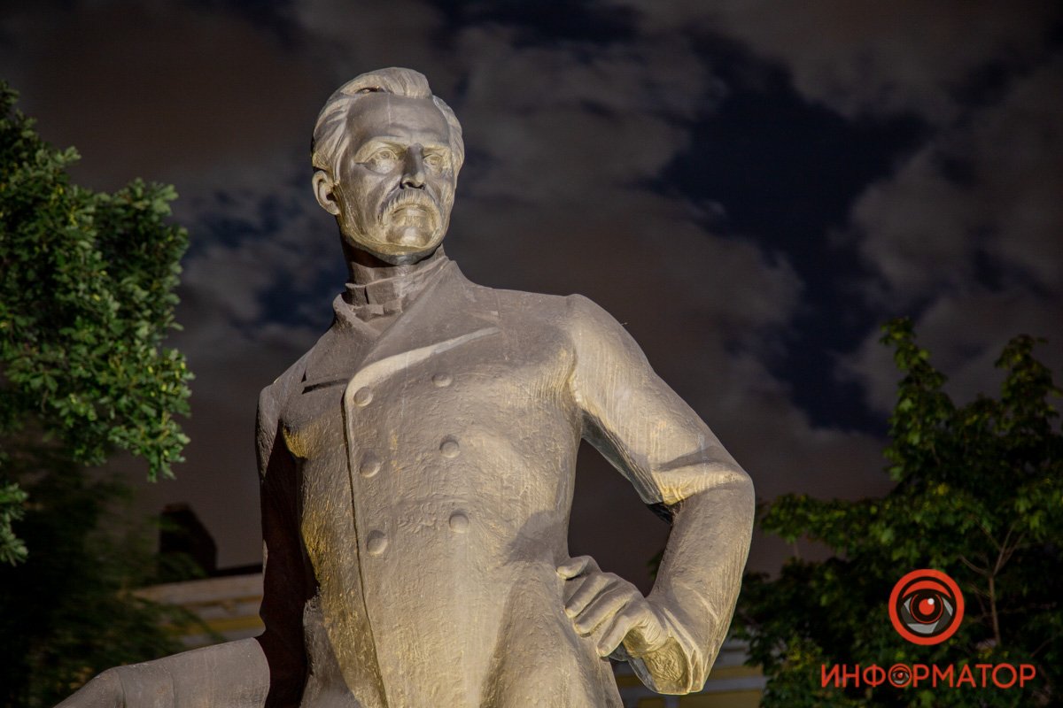 Памятник установили в 2002 году Памятник установили в 2002 году