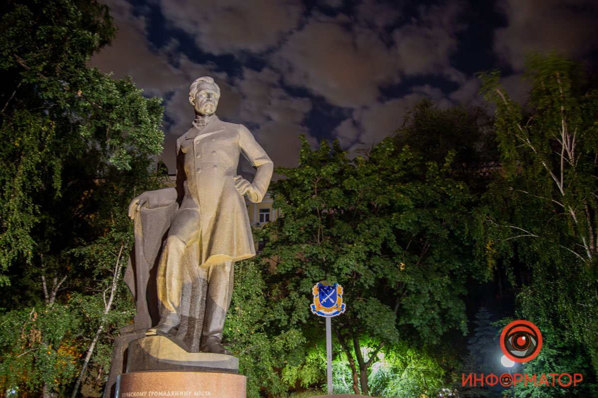 Находится на проспекте Яворницкого Находится на проспекте Яворницкого