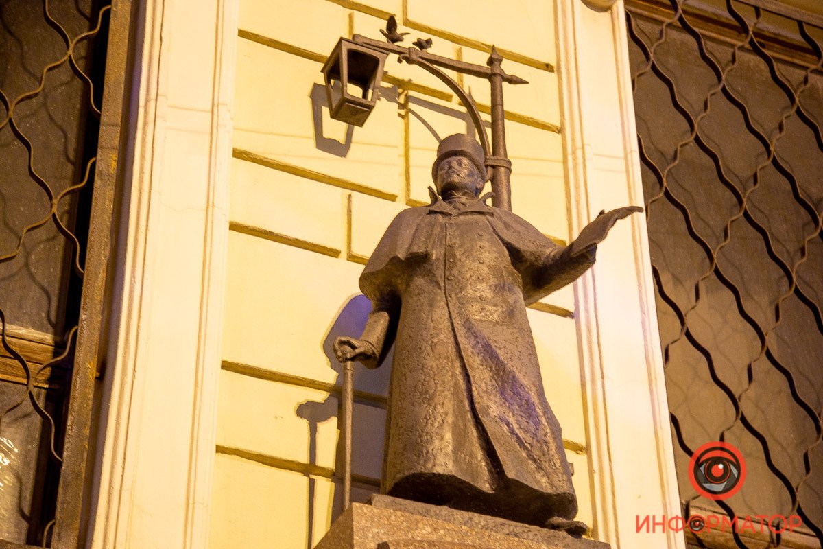 Изготовлен из бронзы Изготовлен из бронзы