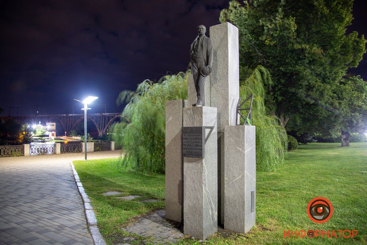 Пять постаментов Пять постаментов