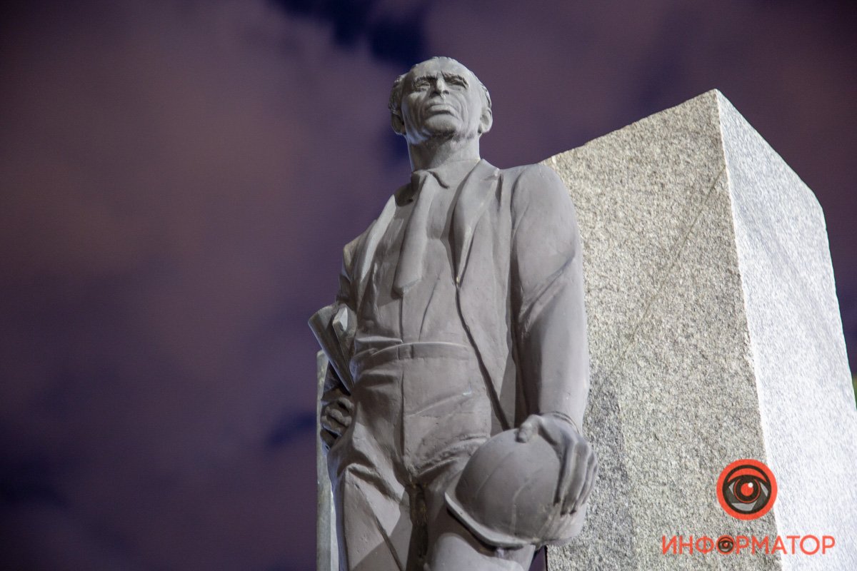 Держит каску Держит каску