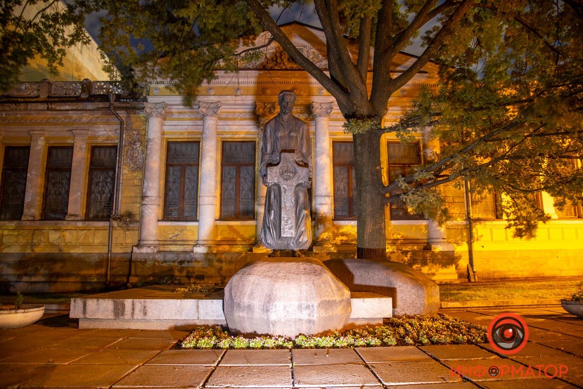 Памятник Яворницкому Памятник Яворницкому