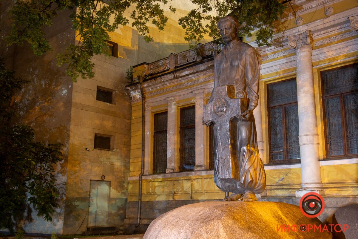 Примечательно, что это еще и надгробие Примечательно, что это еще и надгробие