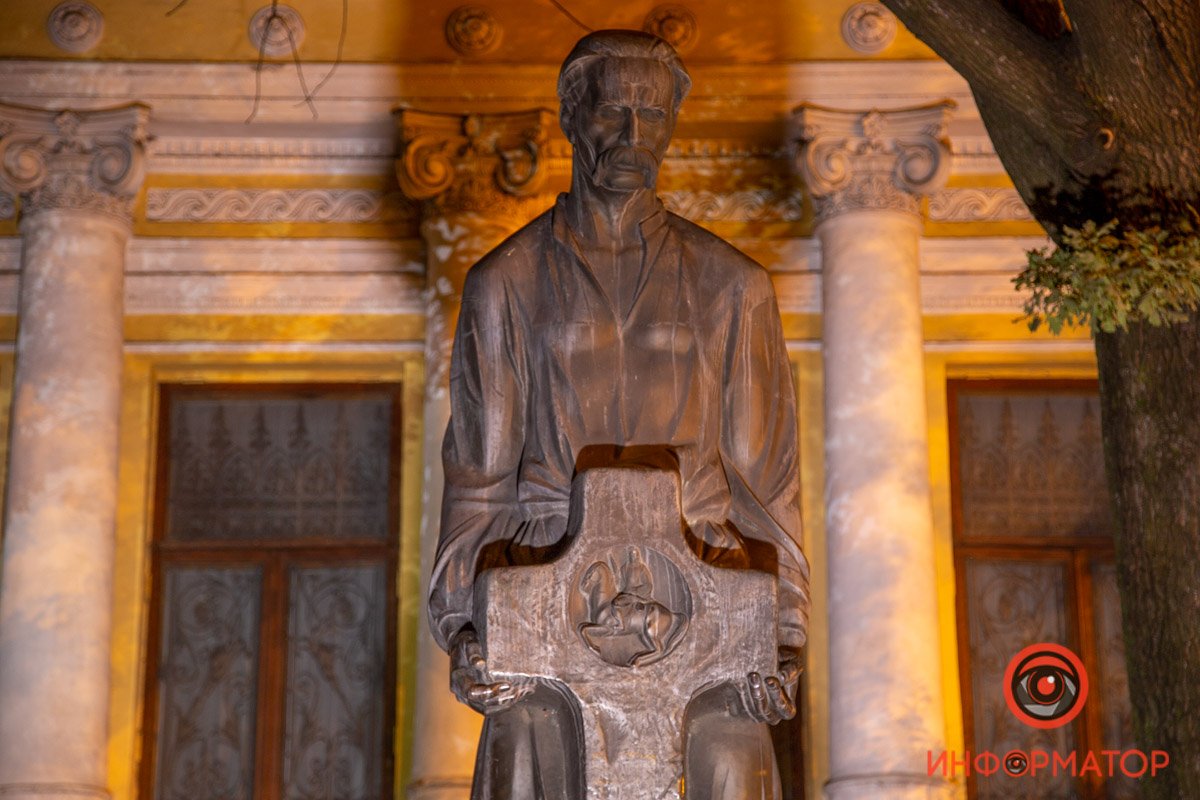 Памятник Яворницкому открыли 8 ноября 1995 года Памятник Яворницкому открыли 8 ноября 1995 года