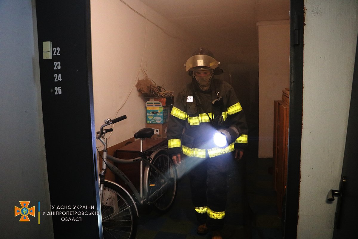 В Днепре на проспекте Мира горела квартира в 9-этажном доме: из огня вывели мужчину 2