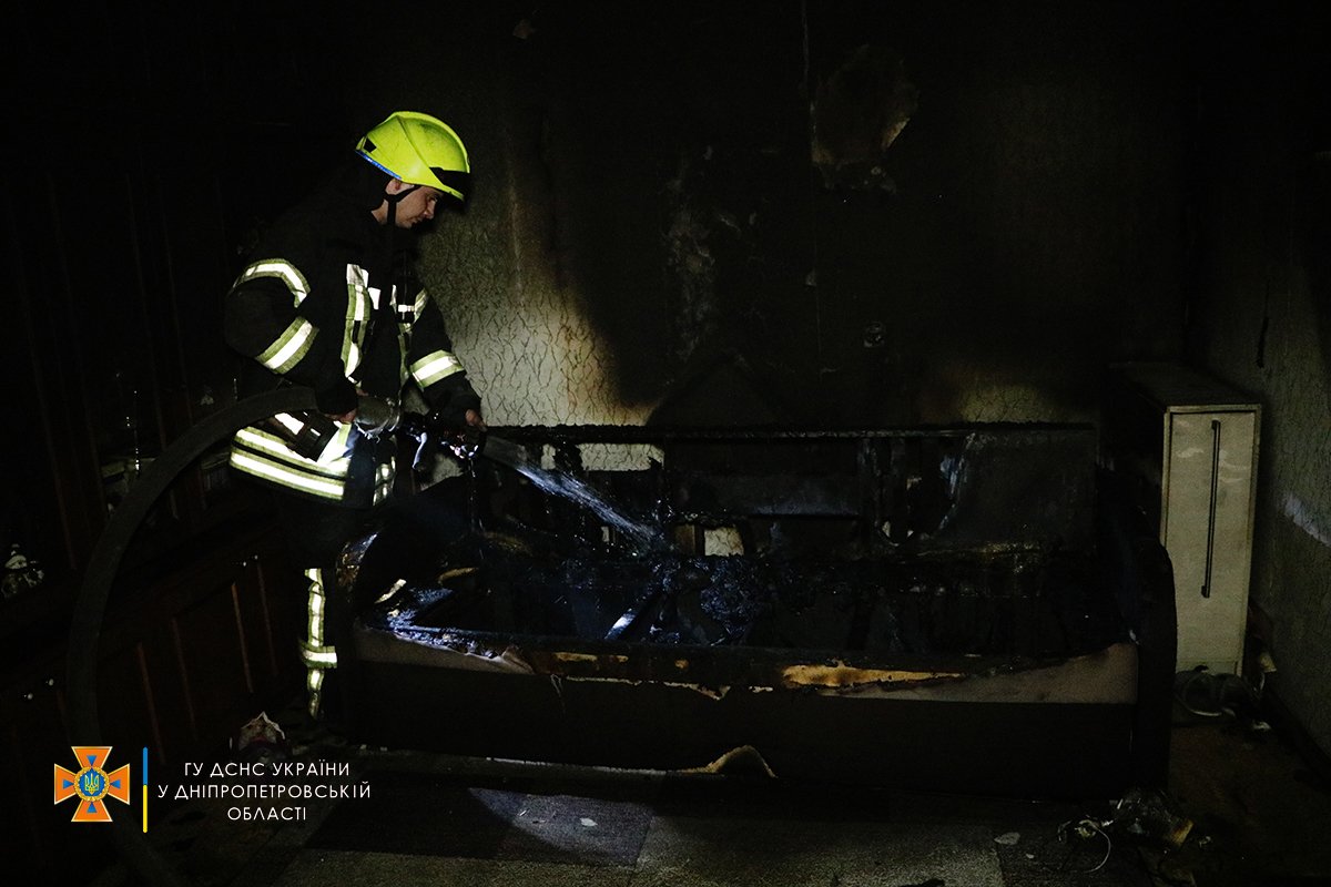 В Днепре на проспекте Мира горела квартира в 9-этажном доме: из огня вывели мужчину 3