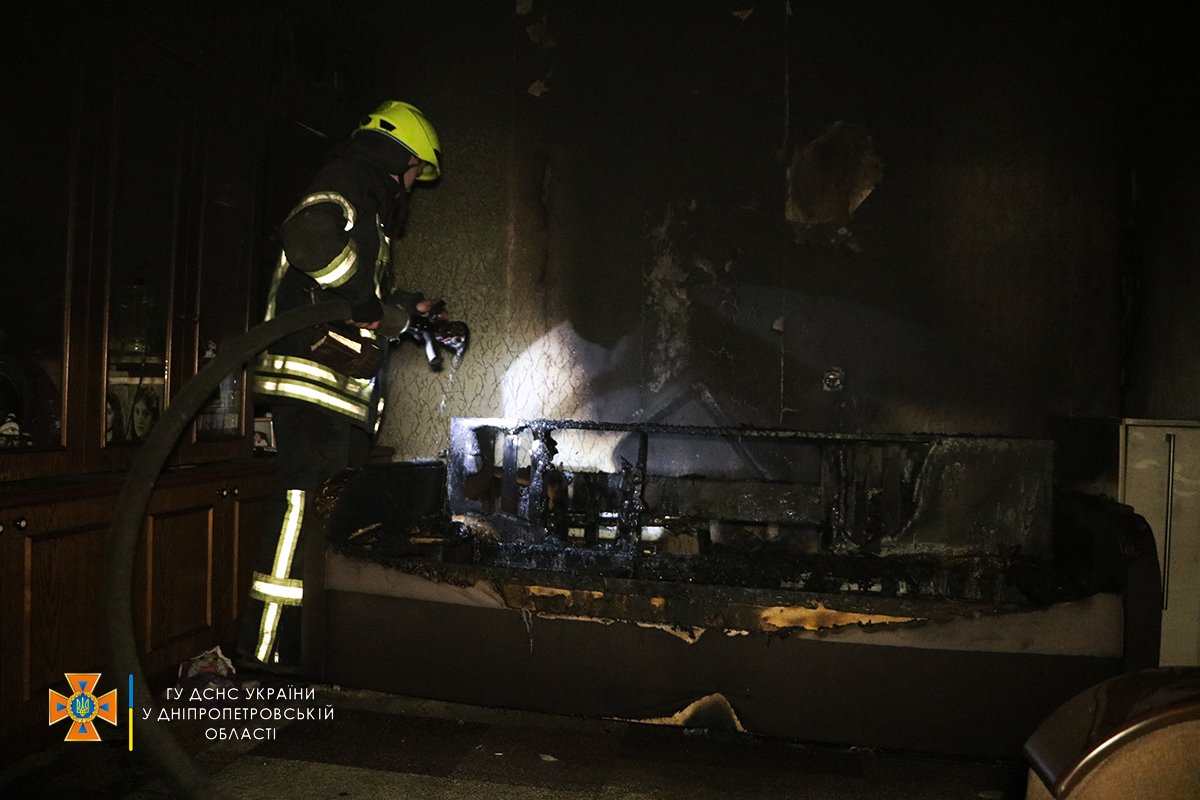 В Днепре на проспекте Мира горела квартира в 9-этажном доме: из огня вывели мужчину 4