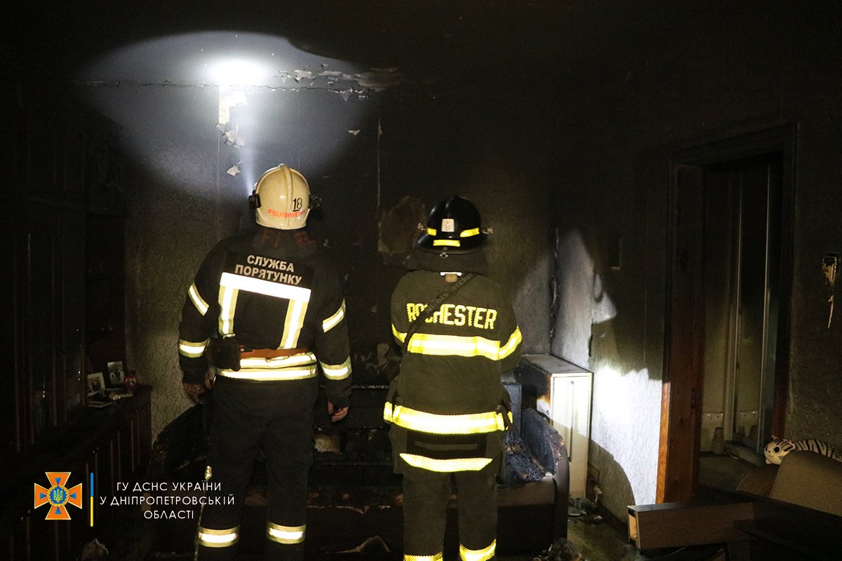 В Днепре на проспекте Мира горела квартира в 9-этажном доме: из огня вывели мужчину 5