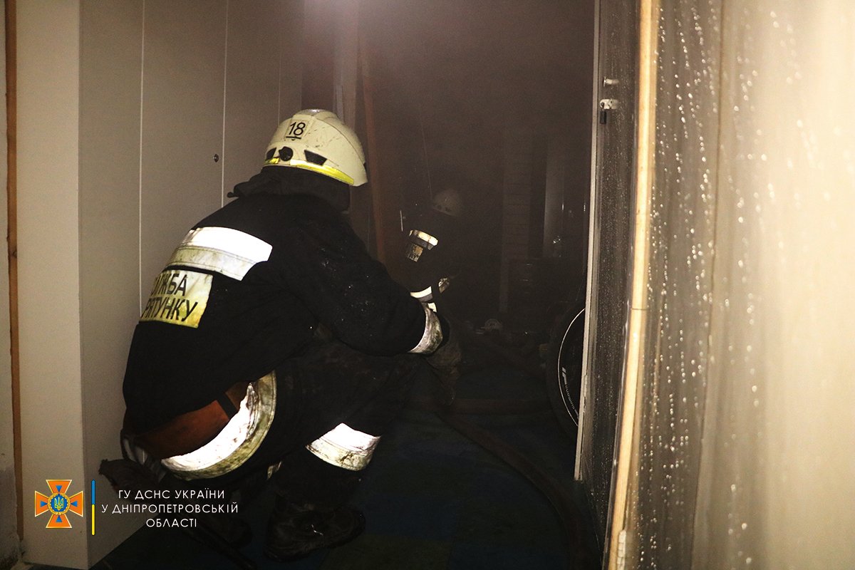 В Днепре на проспекте Мира горела квартира в 9-этажном доме: из огня вывели мужчину 6