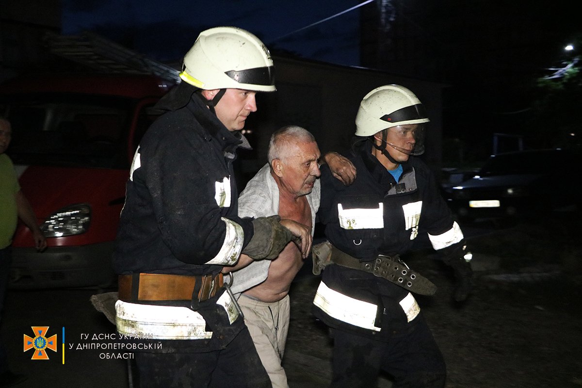 В Днепре на проспекте Мира горела квартира в 9-этажном доме: из огня вывели мужчину 7