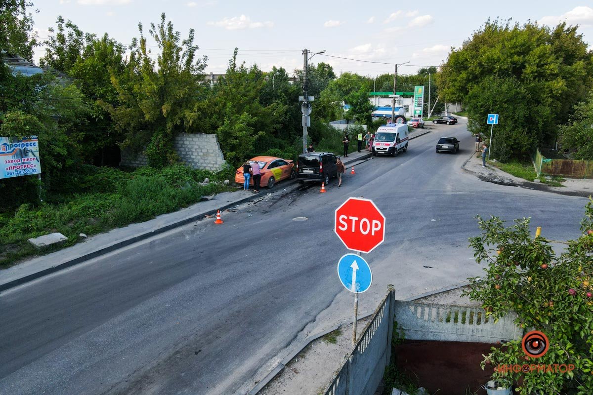 В Днепре на Отечественной столкнулись Hyundai и Fiat: пострадали двое 8