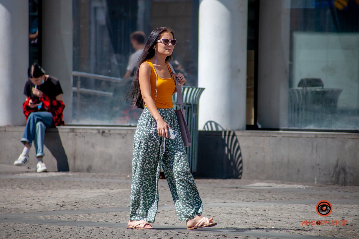 Интересно, что там играет? Интересно, что там играет?