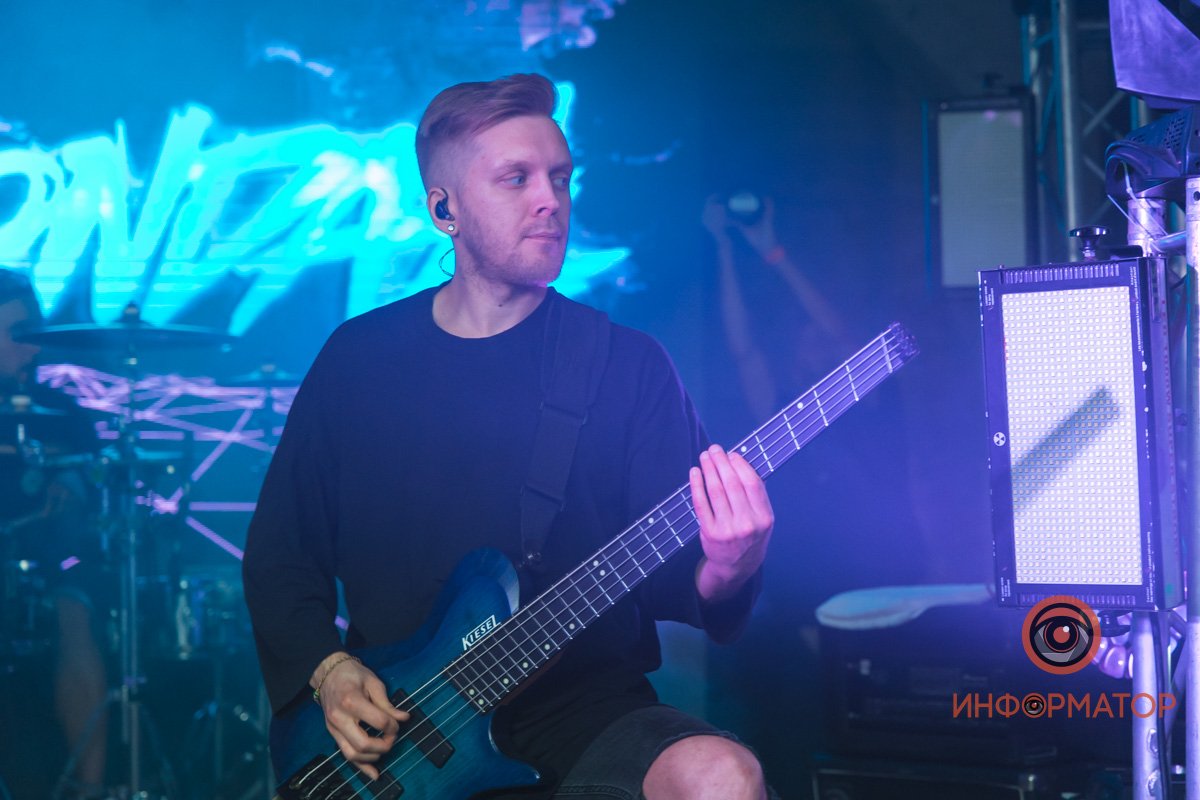 Встретились глазами