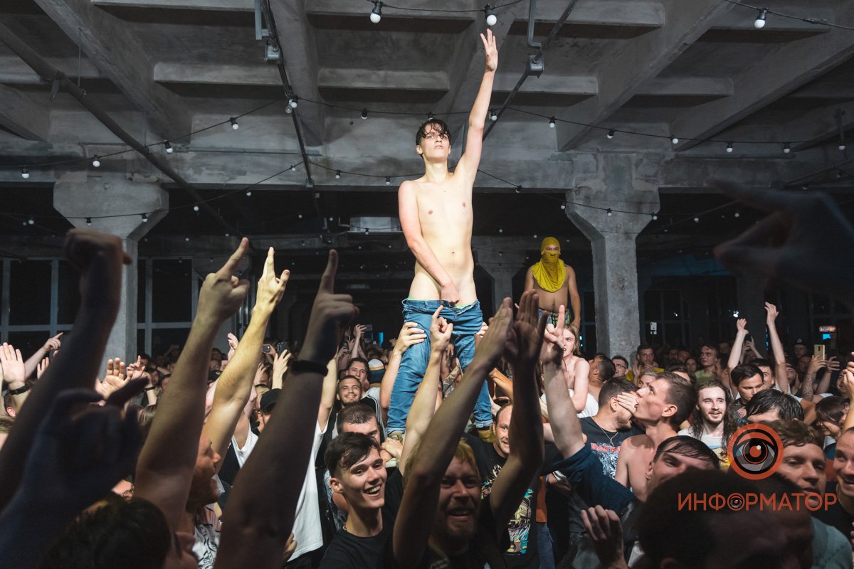 Смотри на меня, я голый стою в окне без штор