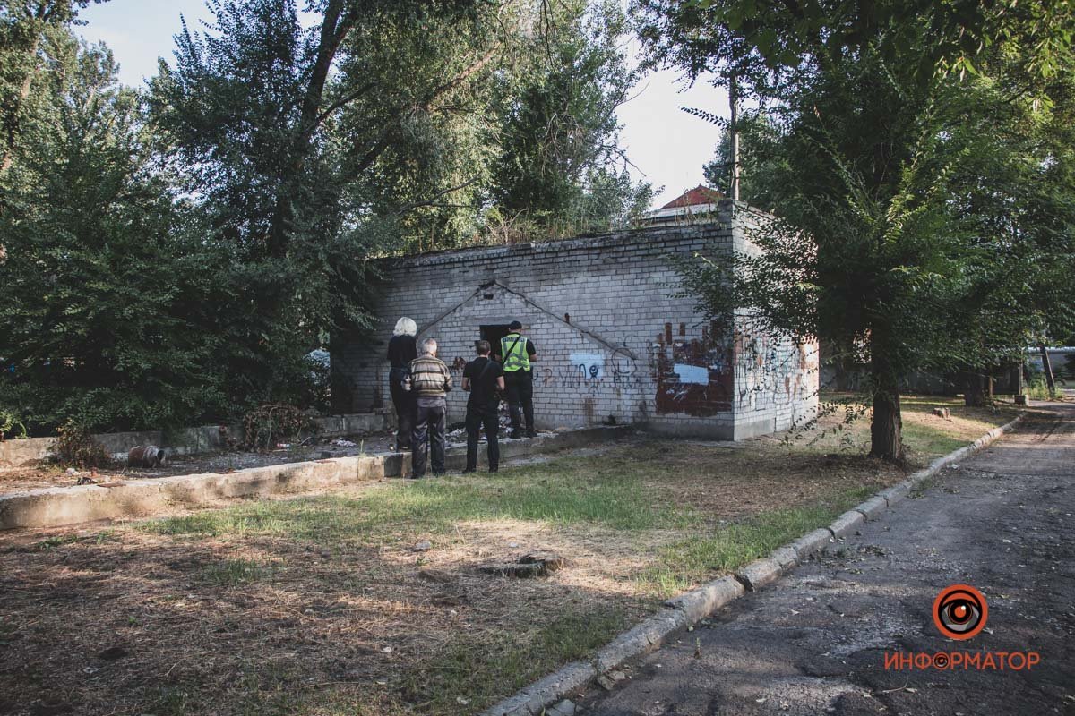 В Днепре возле школы №4 нашли мертвого мужчину В Днепре возле школы №4 нашли мертвого мужчину
