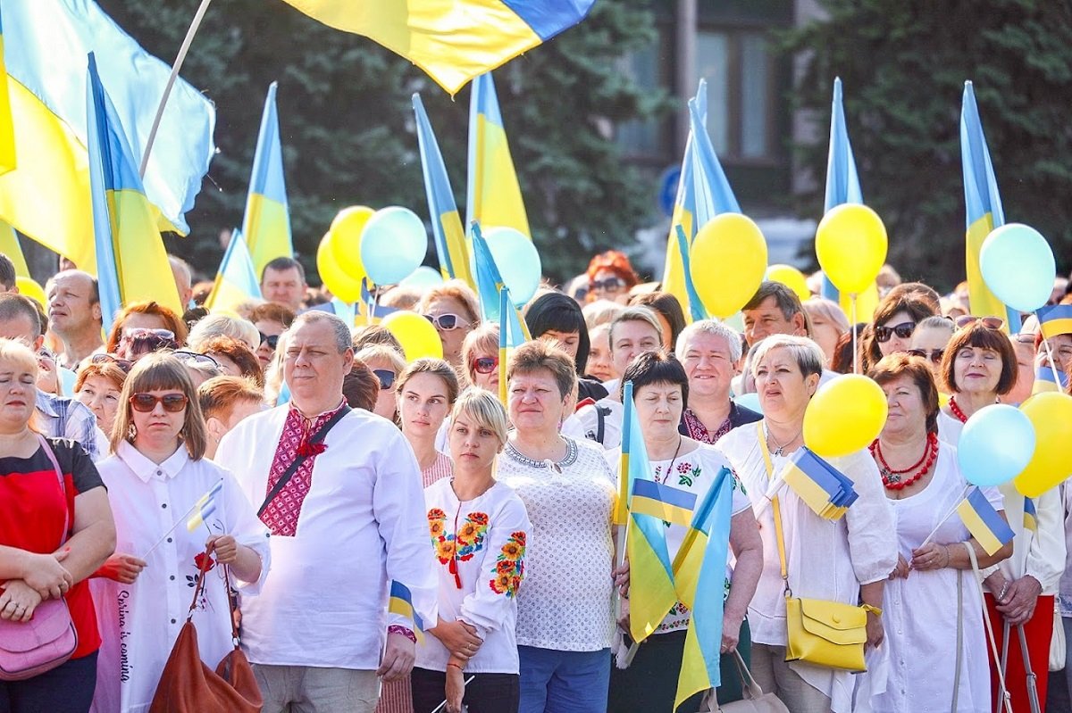 В Кривом Роге на флагшток-великан подняли Государственный Флаг 1
