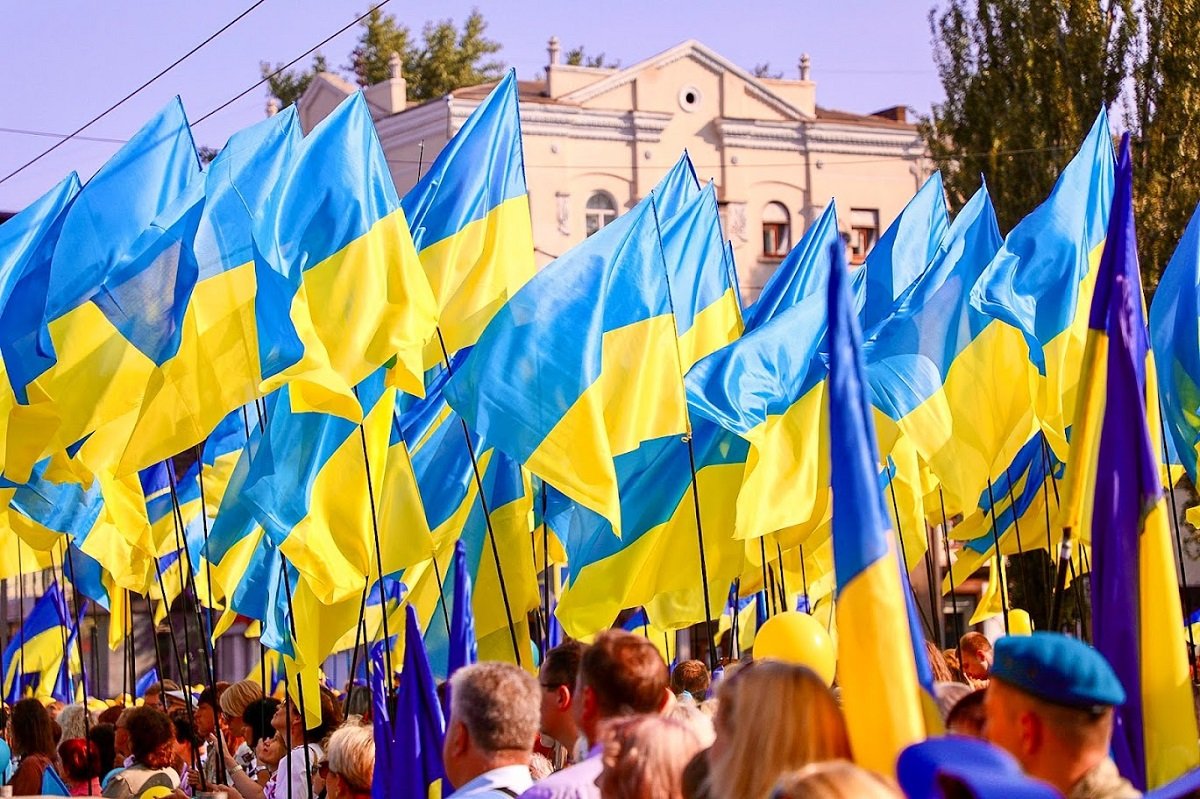 В Кривом Роге на флагшток-великан подняли Государственный Флаг 4