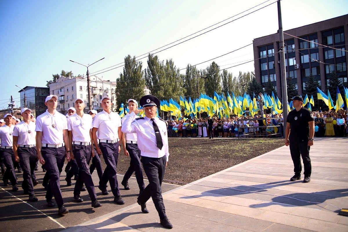 В Кривом Роге на флагшток-великан подняли Государственный Флаг 9